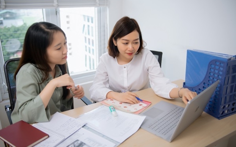 nên học tiếng Anh 1 kèm 1 hay học tiếng Anh theo nhóm
