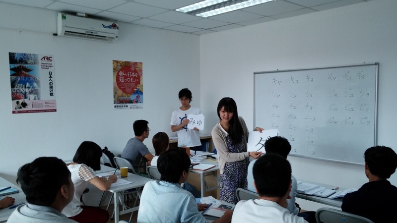 có nên học tiếng nhật tại trung tâm không