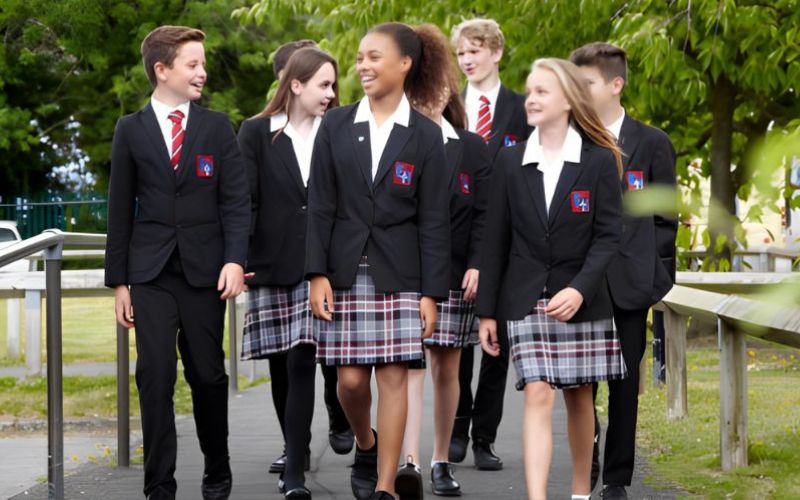 đồng phục học sinh tại Anh